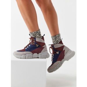 LIKE NEW UO Brooklyn Hiker Boots